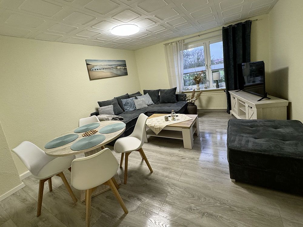 Wohnbereich des Monteurzimmer in Ballin bei Neubrandenburg mit Couch, Esstisch, TV